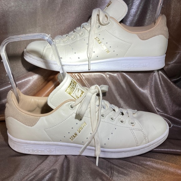 ADIDAS cream colored leather tennis “Stan Smith” shoes.‎ Size 8 us. Box7